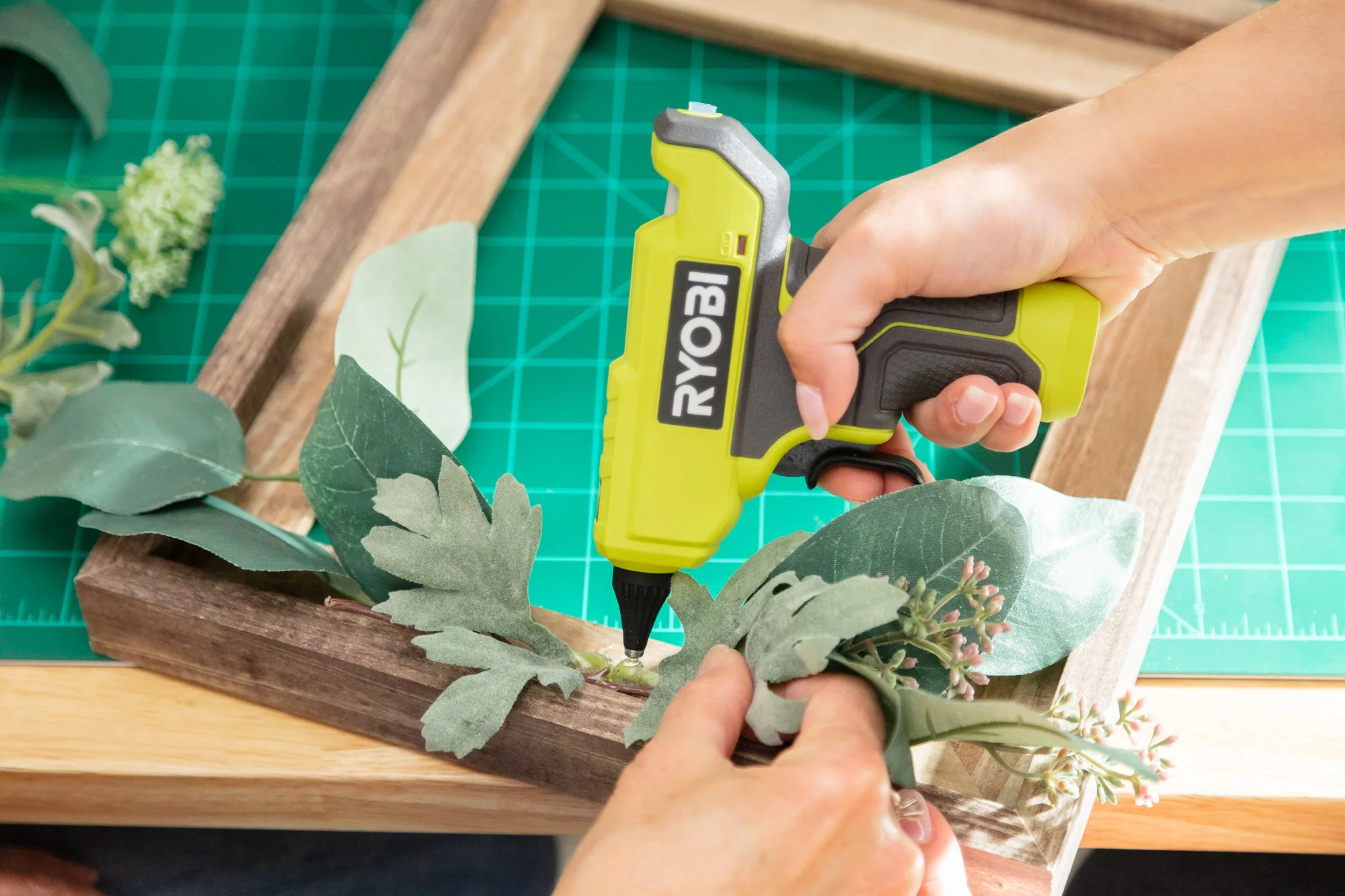 18V ONE+ COMPACT GLUE GUN KIT - Image 5