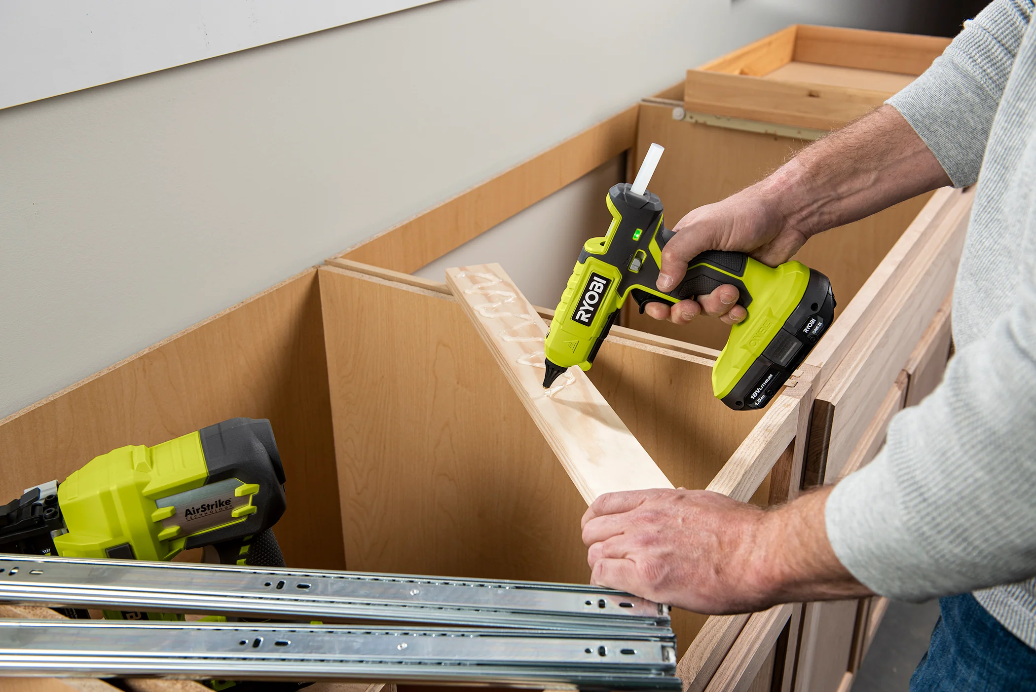 18V ONE+ DUAL TEMPERATURE GLUE GUN KIT - Image 6